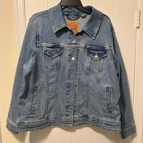 Levi's Original Trucker Denim Jacket in Medium Blue Jean Wash | Women’s Plus 2X - Picture 3 of 15